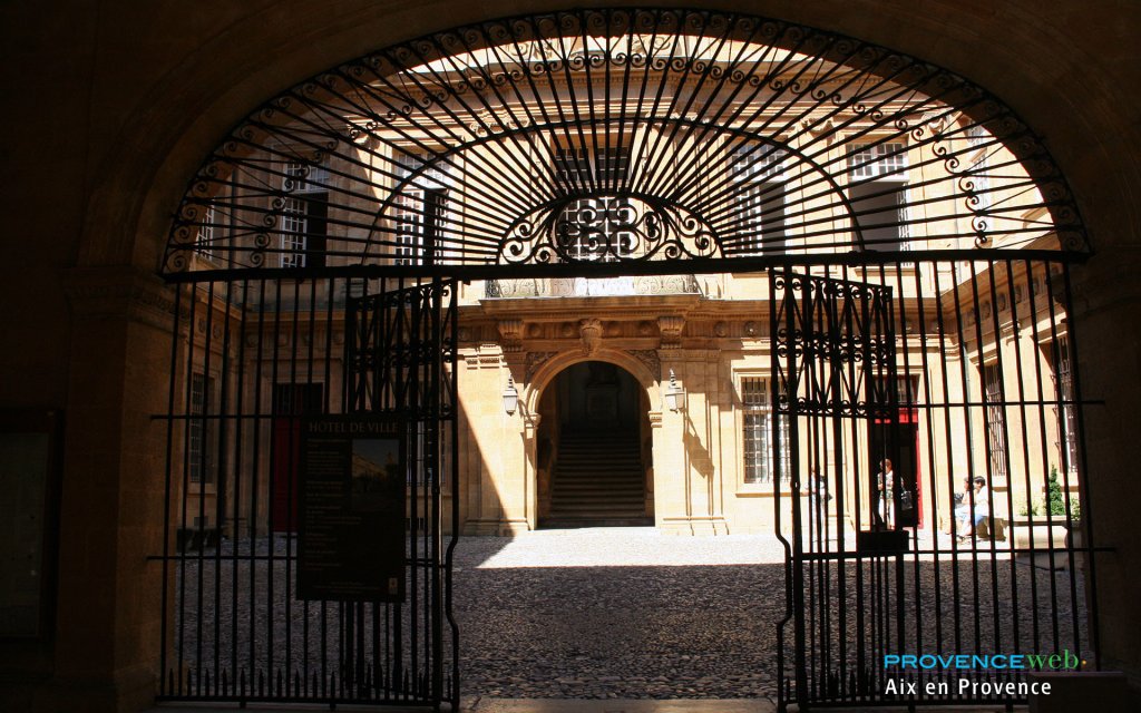 Entr&eacute;e d'un bel immeuble.