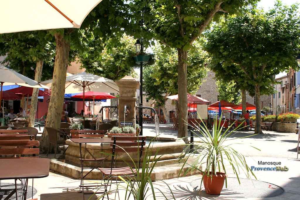 Jolie place dans le vieux centre de Manosque.