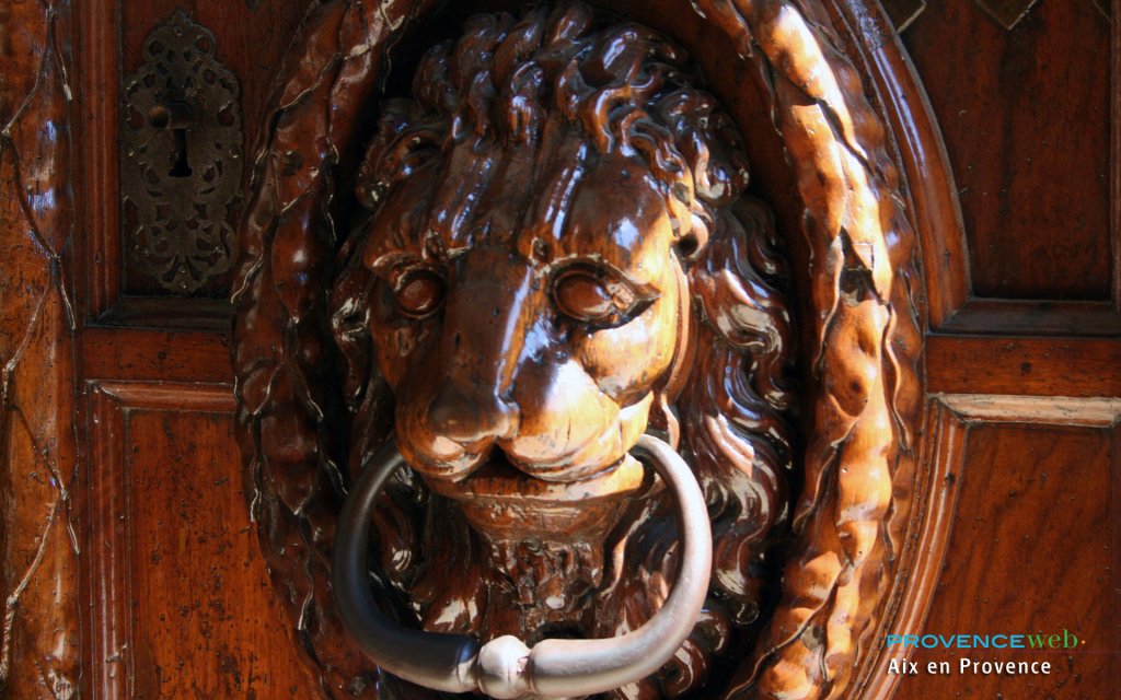 Porte sculpt&eacute;e en forme de lion.