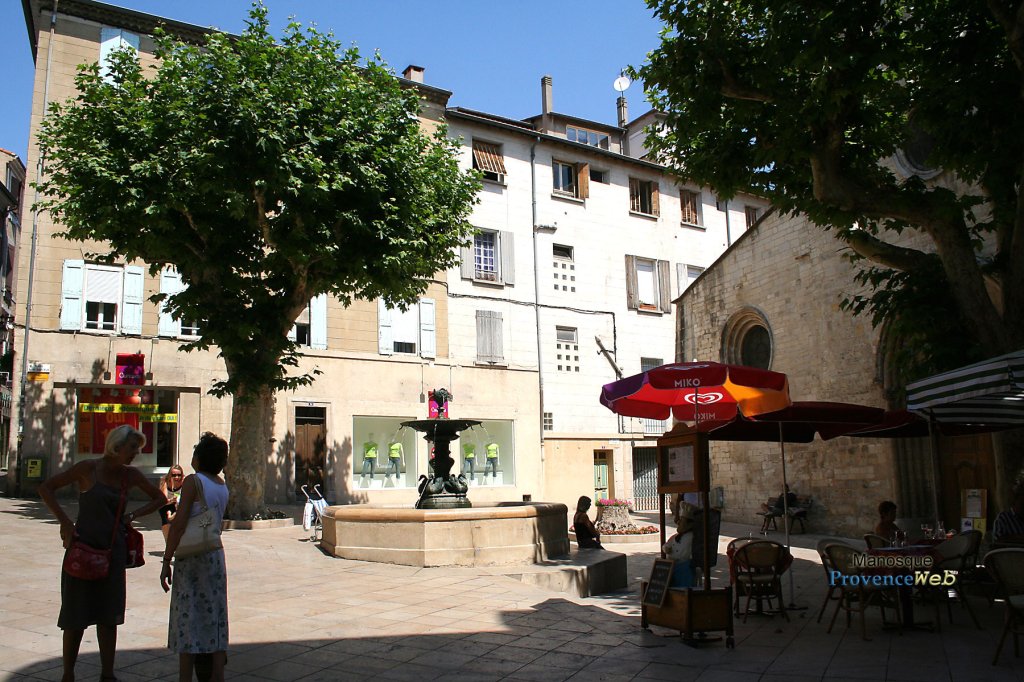 Place avec une fontaine dans Manosque.