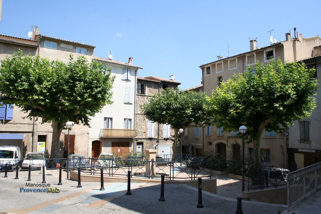 Place avec des arbres.