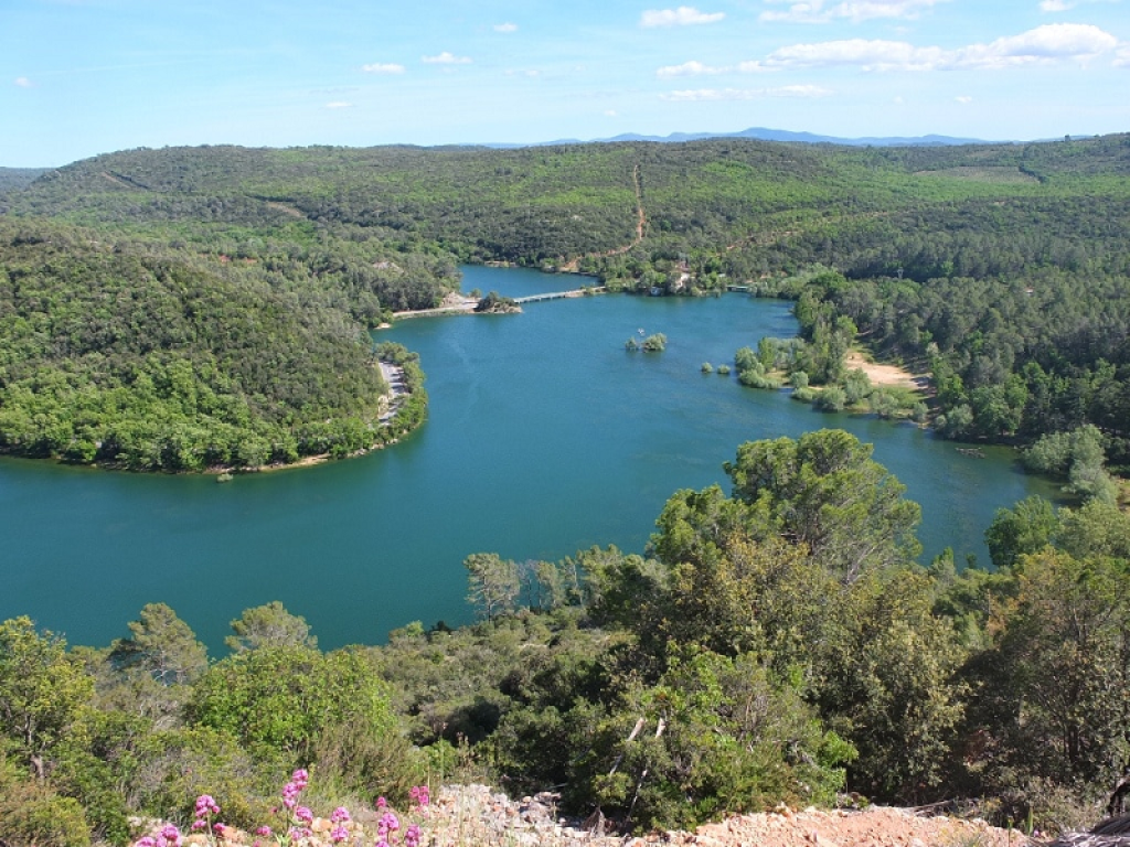 Le Lac de Carc&egrave;s.