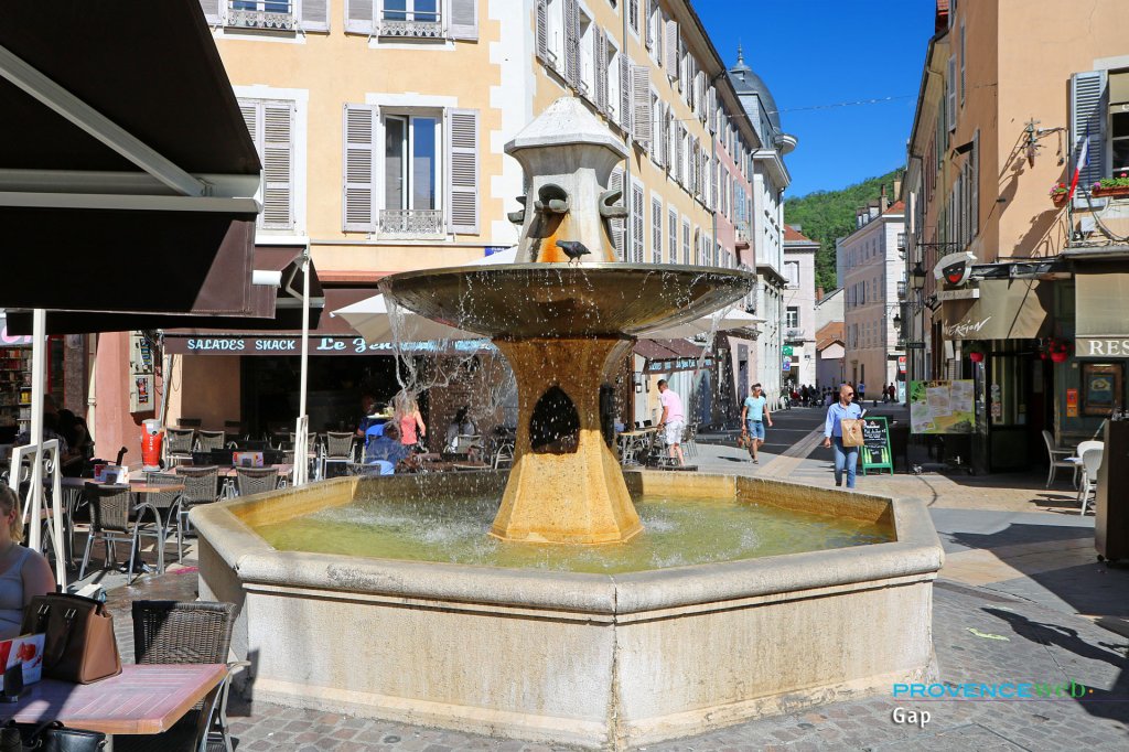 Petite place avec restaurants &agrave; Gap.