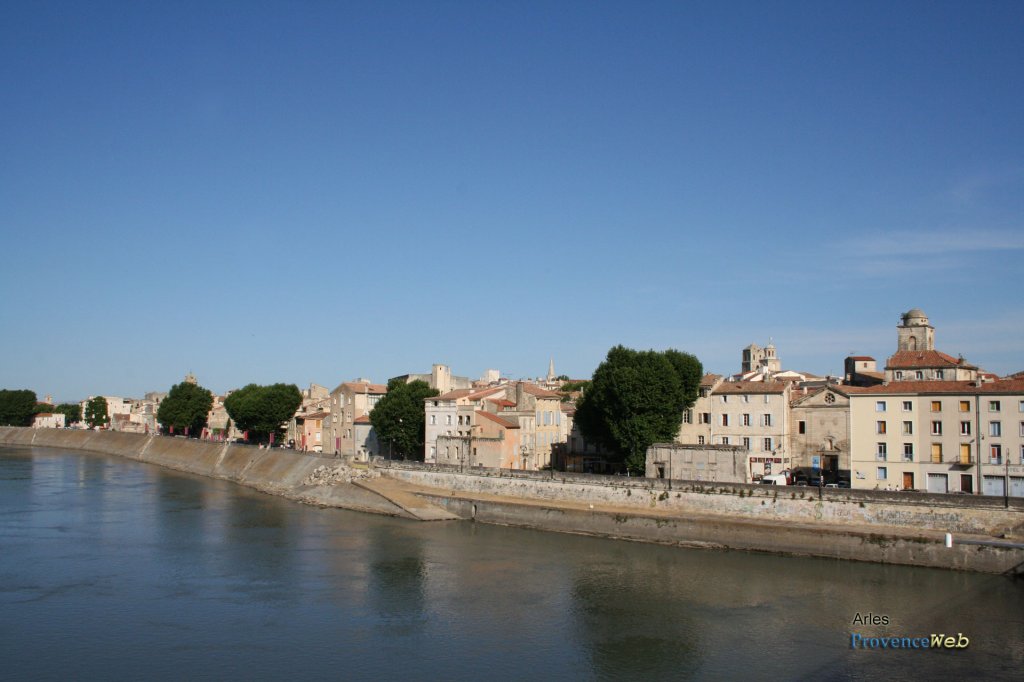 rivi&egrave;re &agrave; Arles.