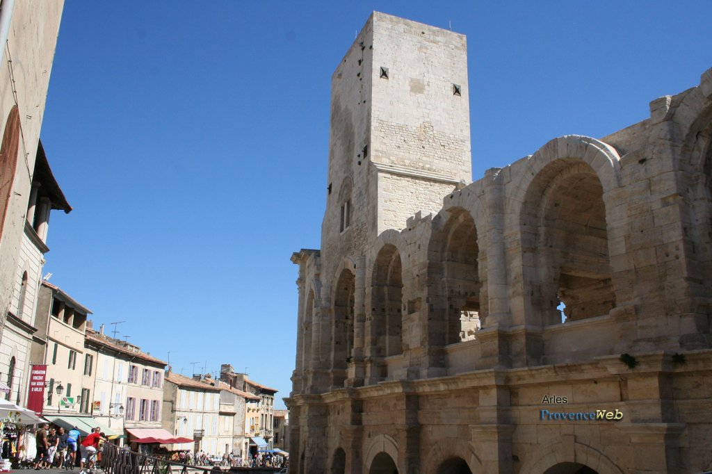 Tour m&eacute;di&eacute;vale &agrave; Arles.