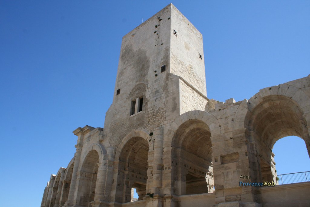 Tour et ar&egrave;ne &agrave; Arles.