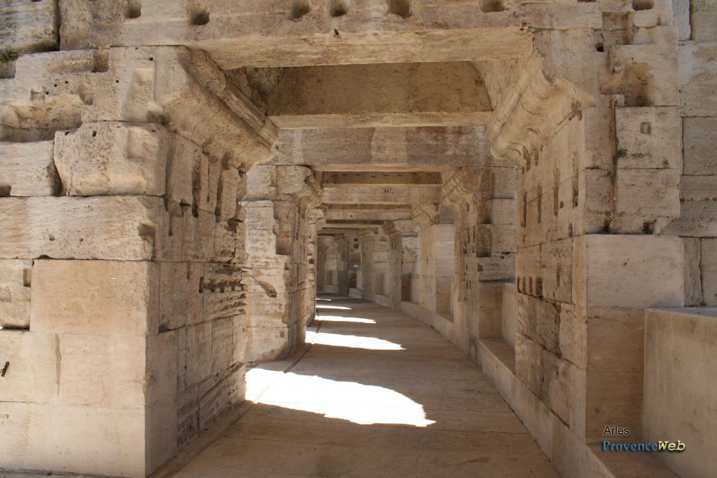 Int&eacute;rieur des Ar&egrave;nes d'Arles.