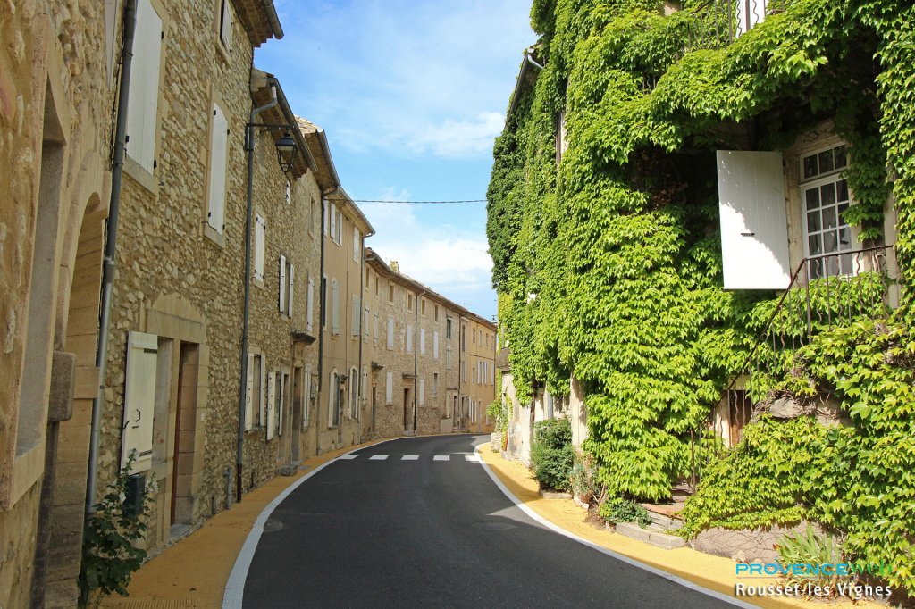 Jolie ruelle du centre ancien de Rousset les Vignes.