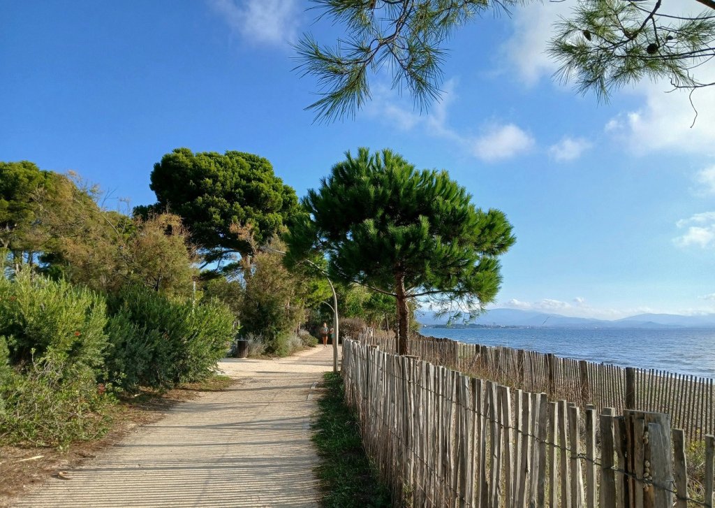 Sentier du littoral &agrave; Hy&egrave;res.