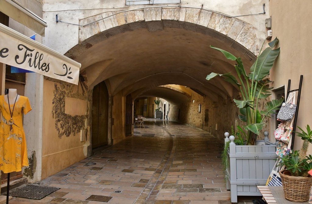 Passage vo&ucirc;t&eacute;.