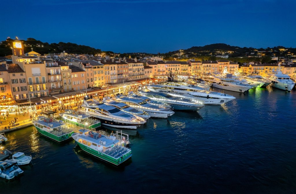Yachts dans le port de Saint Tropez.