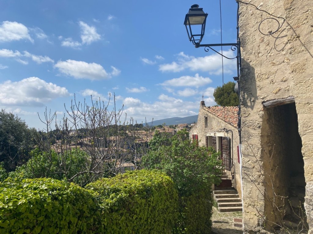 Bel escalier &agrave; Cabri&egrave;res d'Aigues.