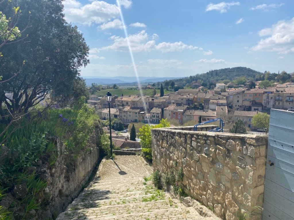 Vue sur Cabri&egrave;res d'Aigues.