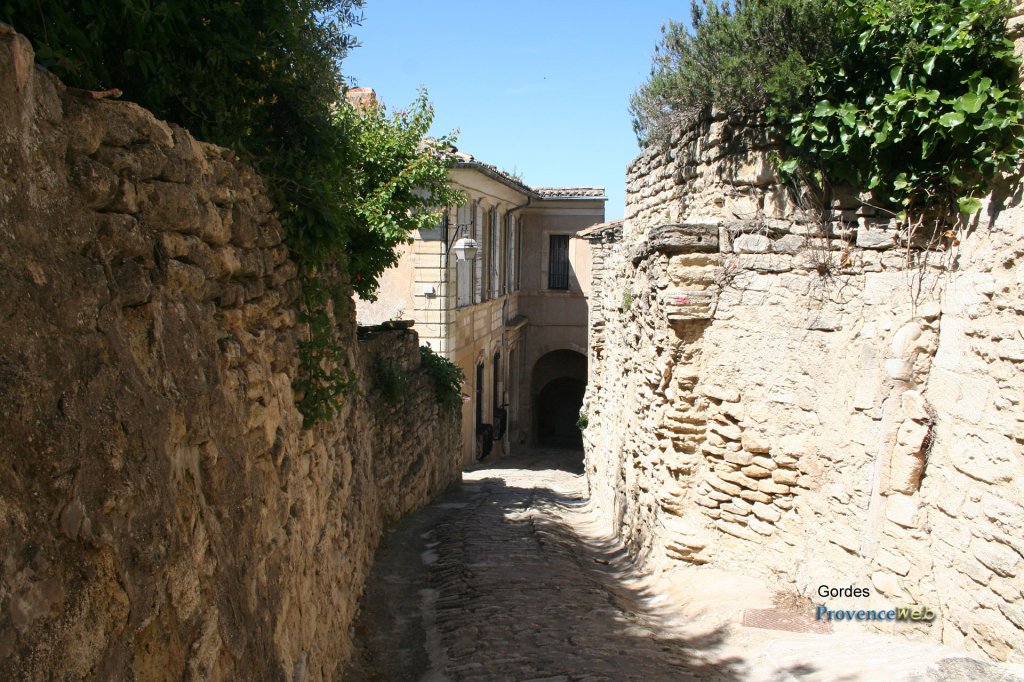Ruelle &agrave; Gordes.