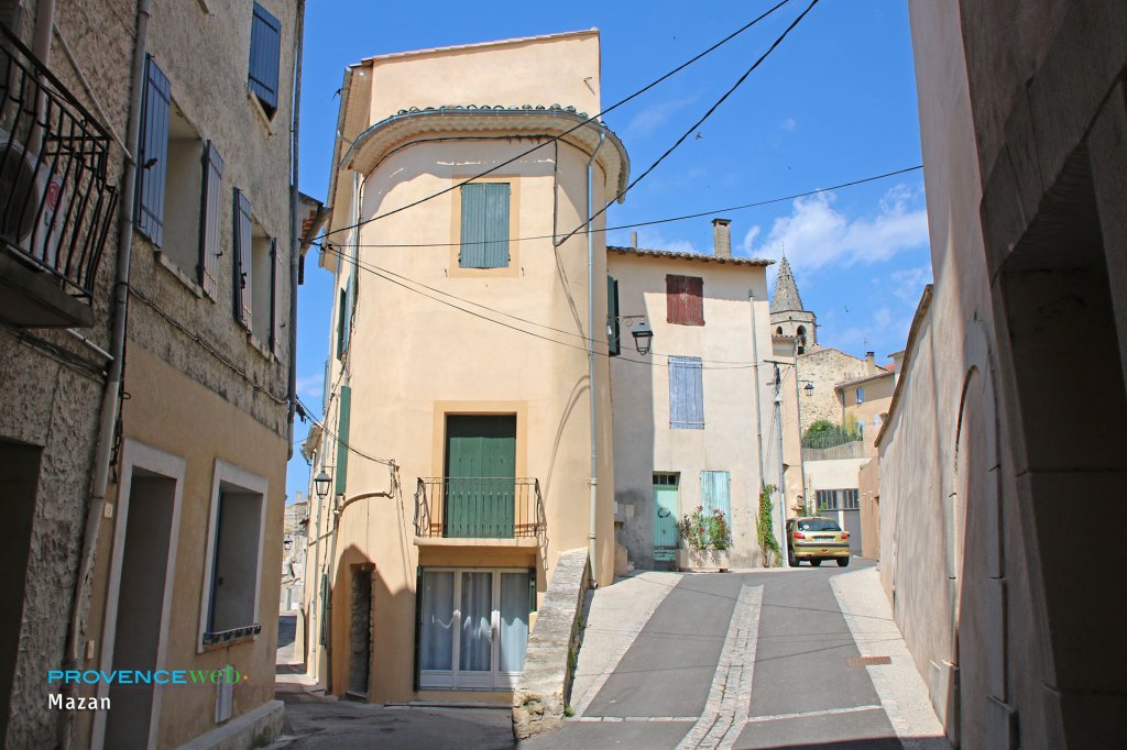 Petite rue &agrave; Mazan.