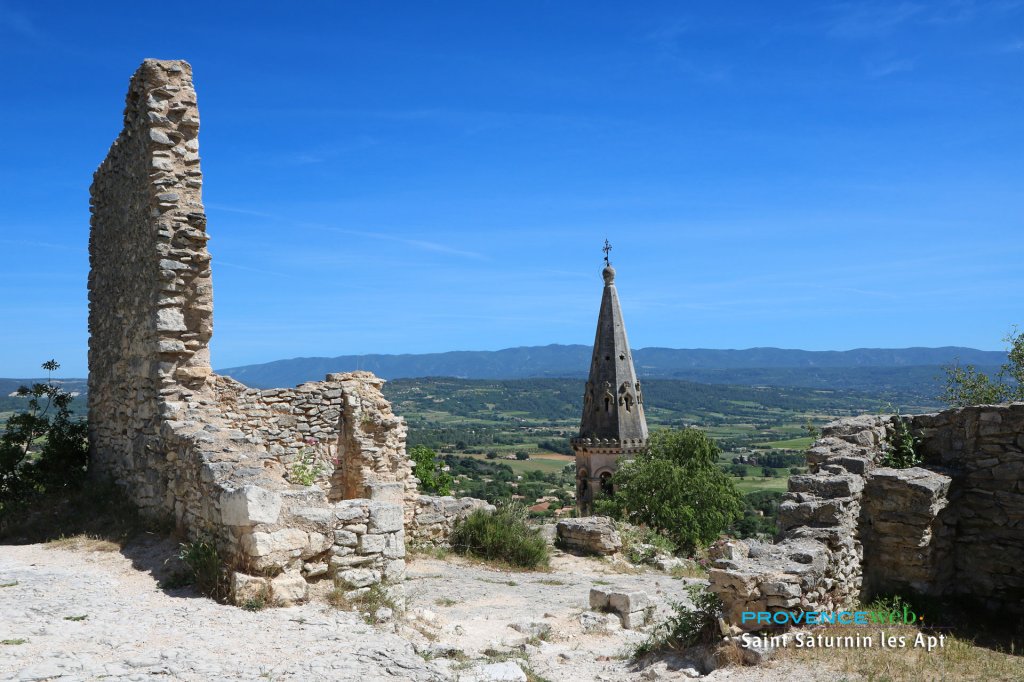 Ruines des remparts et vue sur le clocher.