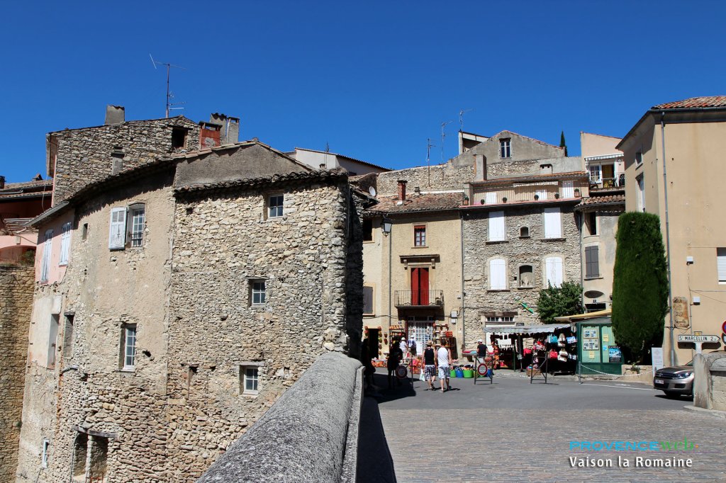 Vaison la Romaine centre.