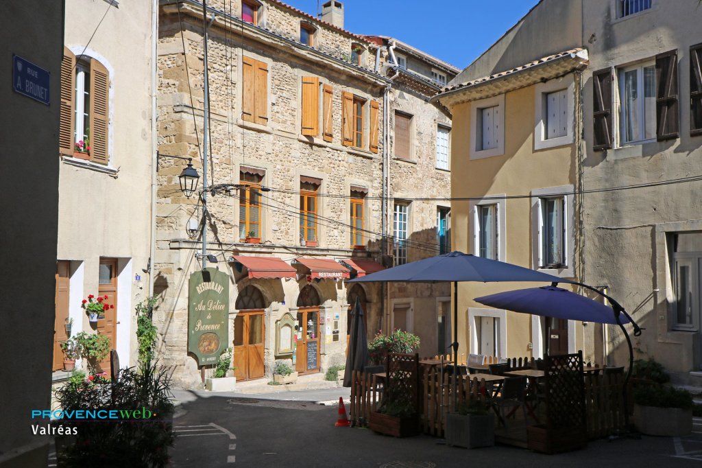 Rue &agrave; Valr&eacute;as.