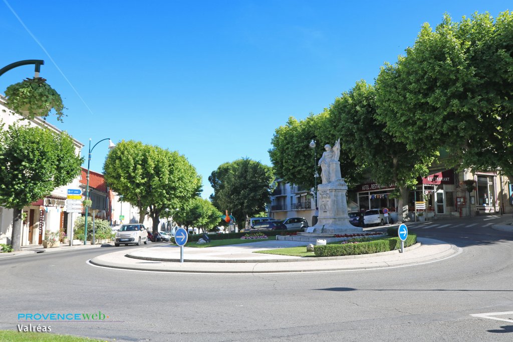 Rond point &agrave; Valr&eacute;as.