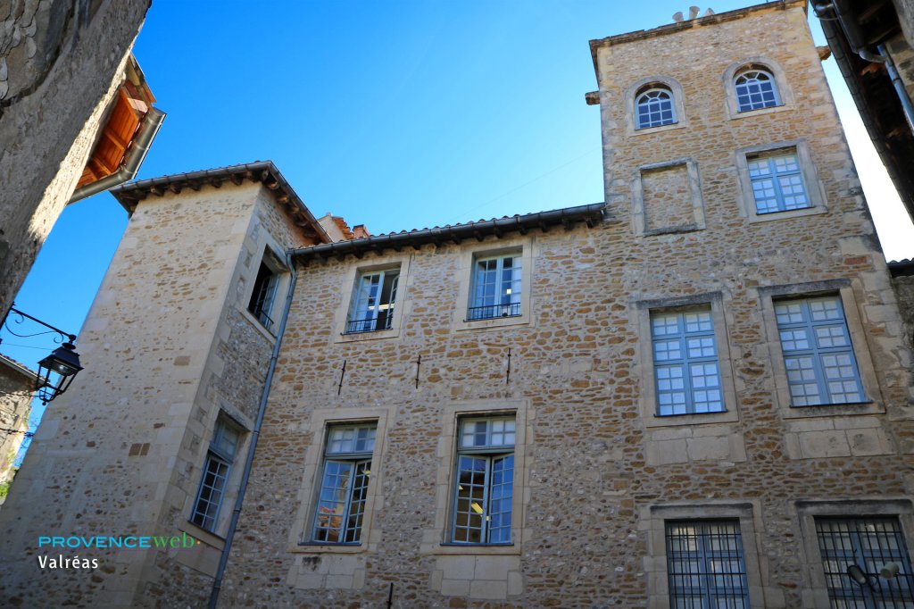 Maisons anciennes &agrave; Valr&eacute;as.